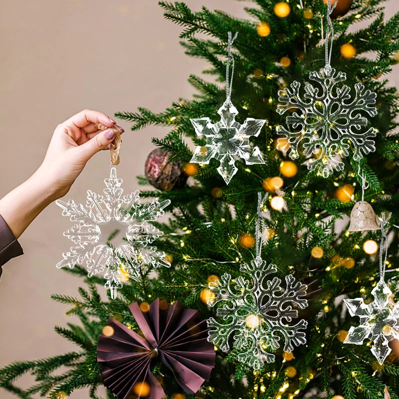 Mão colocando flocos de neve cristal de decoração na árvore